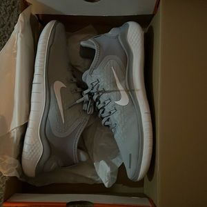 Women’s nike free run 2018 (only worn once) too small for my liking.